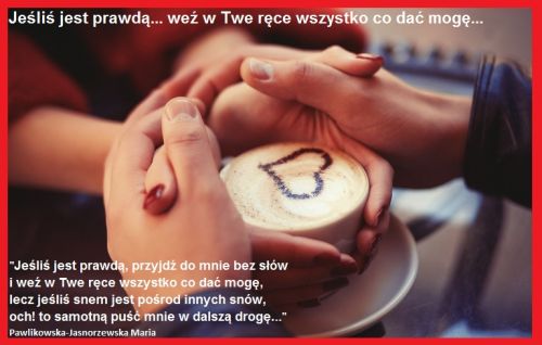 D�onie trzymaj�ce kubek kawy z narysowanym sercem i napisem wiersza Pawlikowskiej-Jasnorzewskiej