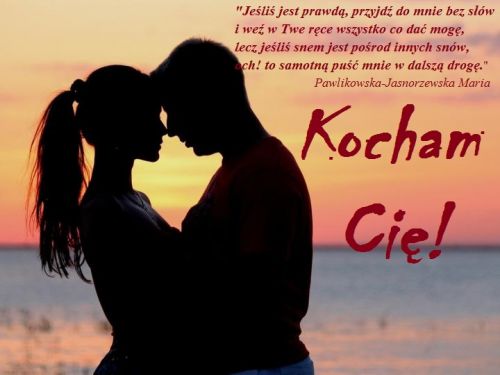 Sylwetki zakochanej pary na tle zachodz�cego s�o�ca nad wod� z napisami Kocham Ci�