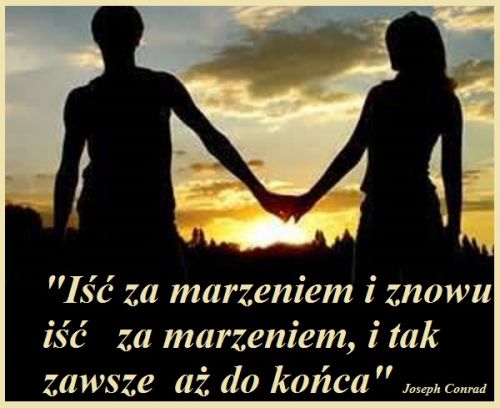 Sylwetki trzymającej się za ręce pary na tle zachodu słońca i cytat Josepha Conrada