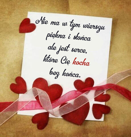 Bia�a karta z romantycznym wierszem, czerwone serca i wst��ka na br�zowym tle