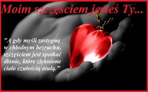 Czarno-bia�a d�o� trzyma czerwony wisiorek w kszta�cie serca, obok mi�osny cytat