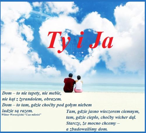 Para siedzi na pla�y pod niebem z chmur� w kszta�cie serca i napisem Ty i Ja