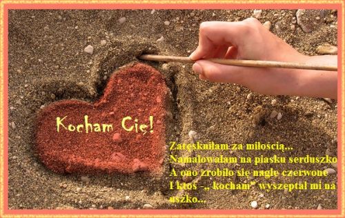 D�o� rysuje patykiem czerwone serce na piasku z napisem Kocham Ci� i wierszem