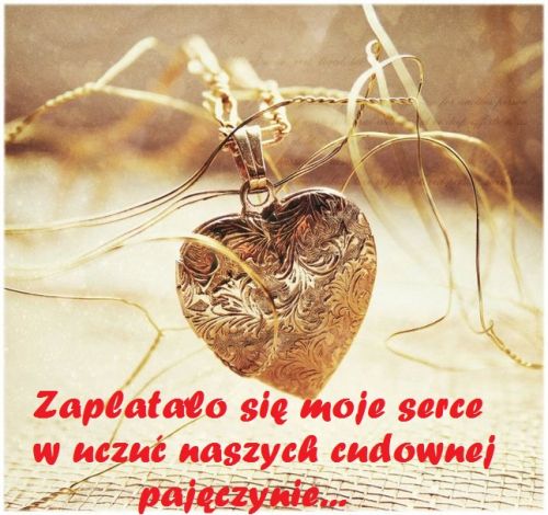 Złoty wisiorek w kształcie serca z ornamentem i napis: Zaplątało się moje serce
