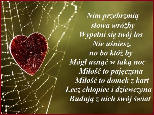 Czerwone serce w pajęczynie z rosą oraz romantyczny wiersz o miłości na zielonym tle