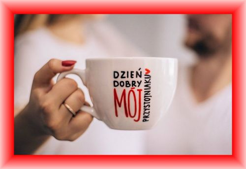 Kobieta trzyma bia�y kubek z napisem Dzie� dobry m�j przystojniaku w tle m�czyzna