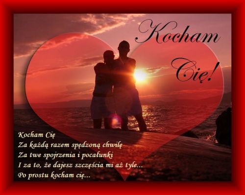 Zakochana para przytulaj�ca si� na tle zachodu s�o�ca nad wod� z napisem Kocham Ci�