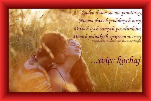Zakochana para w trawie przy zachodzie s�o�ca, cytat o mi�o�ci i czerwona ramka