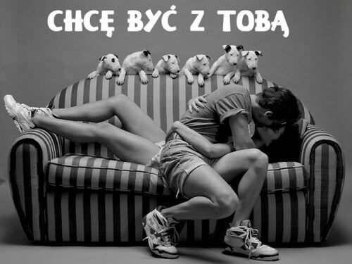 Zakochana para le�y na kanapie, z g�ry patrz� ma�e pieski, u g�ry napis: Chc� by� z tob�