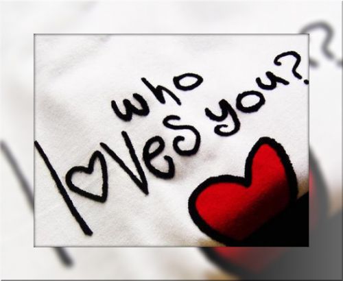 Bia�a tkanina z wyszywanym czarnym napisem Who loves you i czerwonym sercem