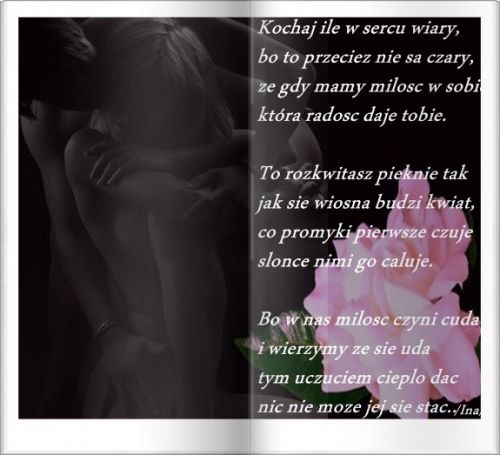 Przytulaj�ca si� para, r�owa r�a oraz romantyczny wiersz o mi�o�ci na ciemnym tle