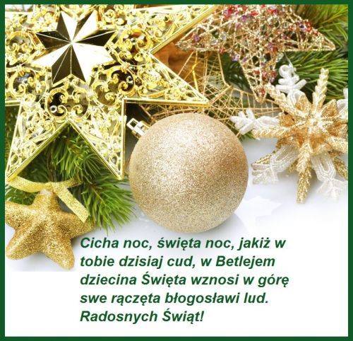 Z�ota bombka, b�yszcz�ce gwiazdy, ga��zki choinki i zielone �yczenia �wi�teczne na bia�ym tle