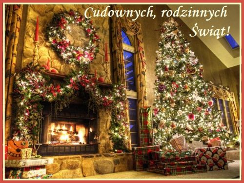 Salon z p�on�cym kominkiem, ozdobn� choink�, wiankiem adwentowym, prezentami i napisem Cudownych, rodzinnych �wi�t