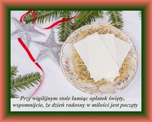 Bia�y op�atek na sianie w talerzu, ga��zki �wierku, srebrne gwiazdki oraz �yczenia wigilijne