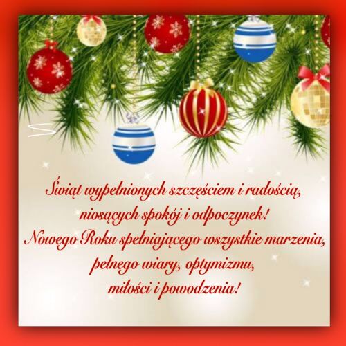Ga��zki �wierku, kolorowe bombki choinkowe i czerwone �yczenia �wi�teczne na jasnym tle