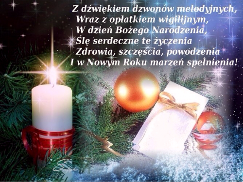 �wieca, bombki choinkowe, op�atek z kokardk� i ga��zki �wierku z bo�onarodzeniowymi �yczeniami
