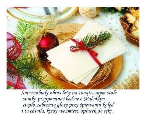 Wigilijny st� z op�atkiem przewi�zanym wst��k�, ga��zkami �wierku, bombkami i siankiem na talerzu