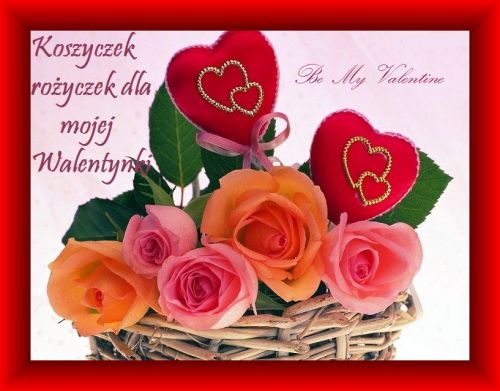 Wiklinowy koszyczek z r�owymi i pomara�czowymi r�ami, ozdobiony czerwonymi sercami i napisem walentynkowym