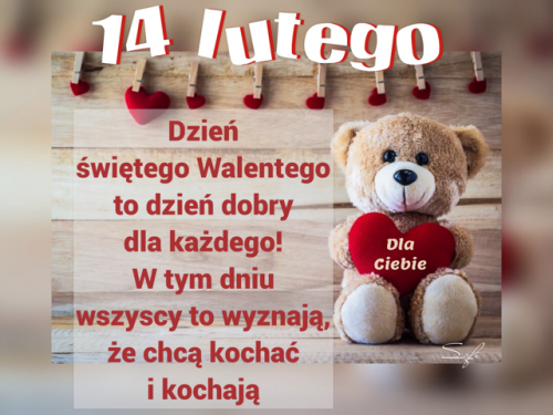 Pluszowy mi� trzyma czerwone serce z napisem Dla Ciebie na tle drewnianej deski