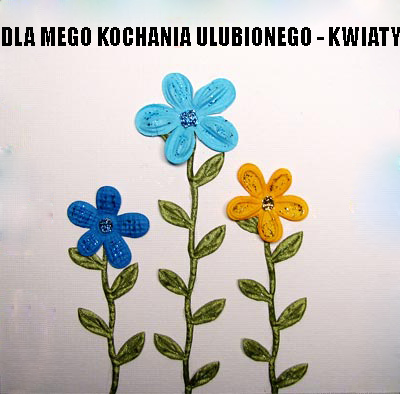 Napis DLA MEGO KOCHANIA ULUBIONEGO - KWIATY nad trzema kwiatami z zielonymi łodygami