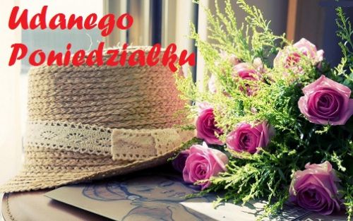 Słomkowy kapelusz ze wstążką i bukiet różowych róż z napisem Udanego Poniedziałku