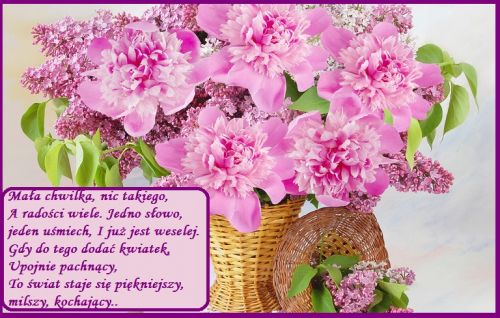 Bukiet różowych piwonii i fioletowego bzu w wiklinowych koszach z wierszem po lewej