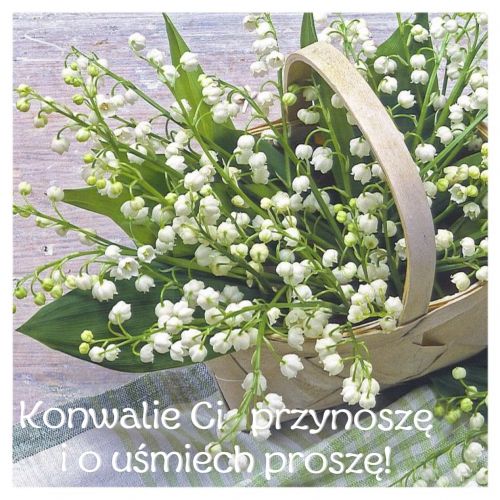 Wiklinowy koszyk wypełniony świeżymi białymi konwaliami z zielonymi liśćmi, a na dole napis