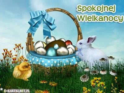 Wiklinowy koszyk z pisankami, niebieską kokardą, biały królik, żółty kurczak i napis Spokojnej Wielkanocy