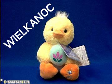 Żółta maskotka kurczaczka trzymająca pisankę z napisem Wielkanoc na niebieskim tle