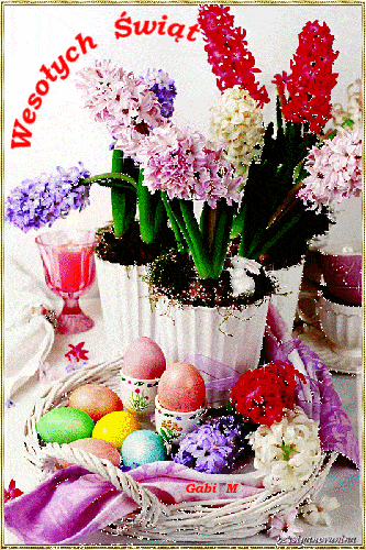 Wielkanocne hyacinty w doniczkach, kolorowe pisanki w wiklinowym koszyku i napis Wesołych Świąt