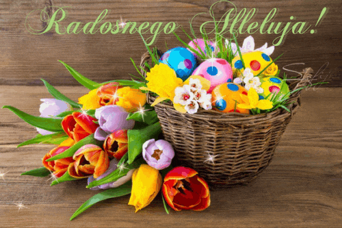 Wiklinowy koszyk z kolorowymi pisankami i bukiet tulipan�w na tle drewnianym z napisem Radosnego Alleluja