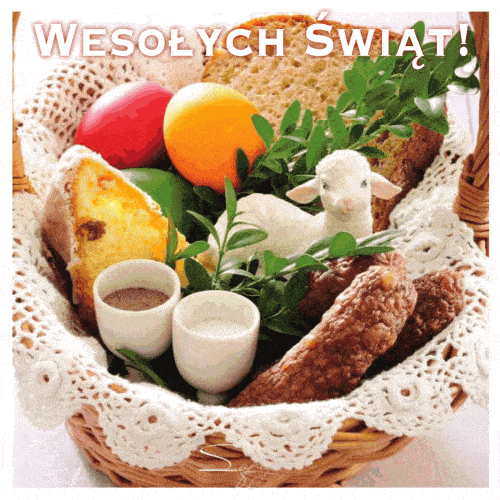 Wiklinowy koszyk wielkanocny z pisankami, barankiem, babką, wędliną, bukszpanem i napisem Wesołych Świąt
