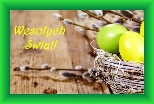 Wielkanocne gniazdko z pisankami, ga��zki bazie i napis Weso�ych �wi�t na drewnianym tle