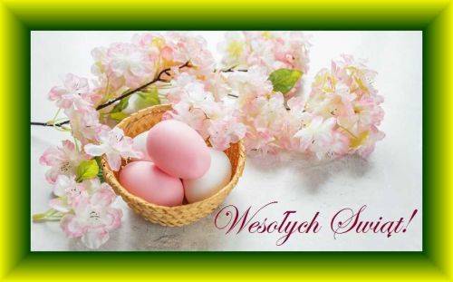W wiklinowym koszy�ku le�� kolorowe jajka w�r�d ga��zek r�owych kwiat�w i napisem Weso�ych �wi�t