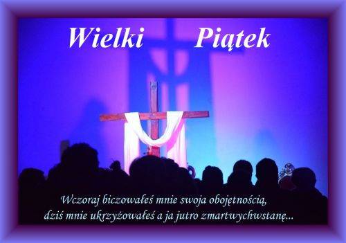Fioletowe tło z drewnianym krzyżem, sylwetki ludzi, napis Wielki Piątek i cytat religijny