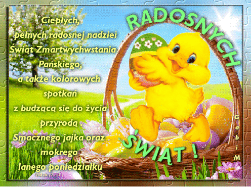 Żółte pisklę trzyma pisankę w wiklinowym koszyku z życzeniami wielkanocnymi na tle zielonej łąki