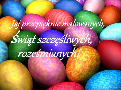 Wielokolorowe, ozdobne pisanki wielkanocne z życzeniami świątecznymi pisanymi białą czcionką