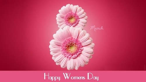 R�owe kwiaty gerbery u�o�one w cyfr� osiem na r�owym tle z napisem Happy Womens Day