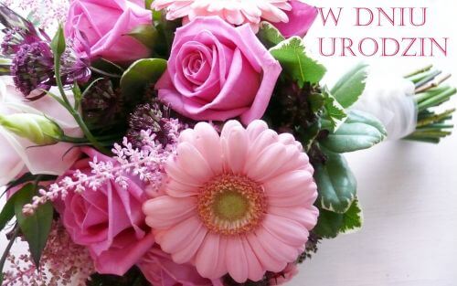 Bukiet różowych kwiatów z różami i gerberami oraz napis W Dniu Urodzin
