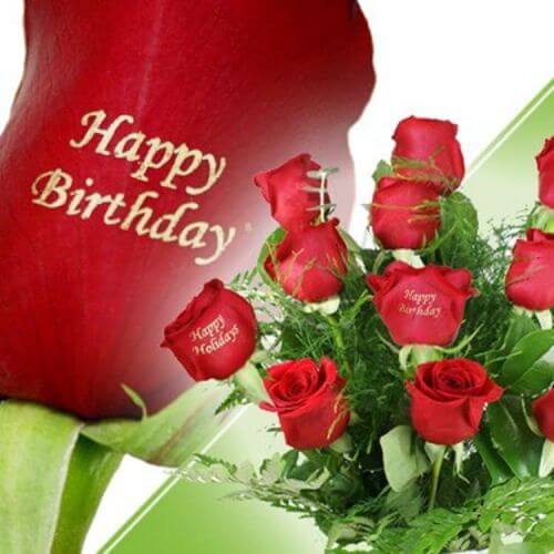 Bukiet czerwonych róż z napisem Happy Birthday na płatkach i duża róża z życzeniami