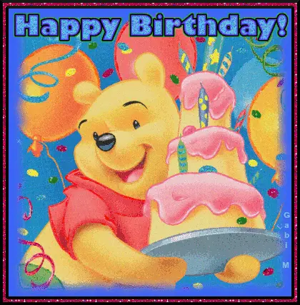 Kubu� Puchatek w czerwonej koszulce trzyma du�y, tr�jpi�trowy tort urodzinowy z napisem Happy Birthday