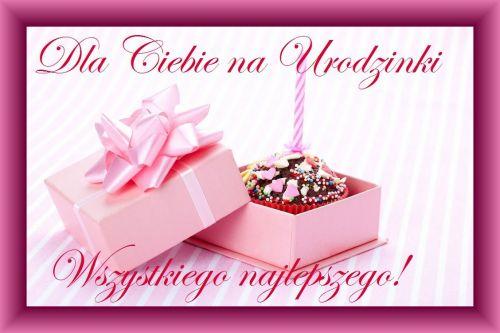 Różowe pudełko prezentowe z kokardą, muffinka ze świeczką i napis Dla Ciebie na Urodzinki