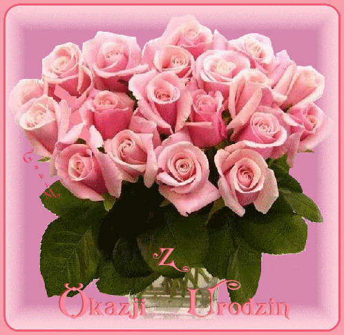 Bukiet r�owych r� w szklanym wazonie z napisem Z okazji Urodzin na r�owym tle