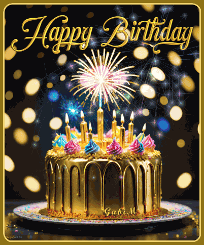 Złoty tort urodzinowy ze świeczkami i fajerwerkiem na tle rozmytych światełek i napisu Happy Birthday