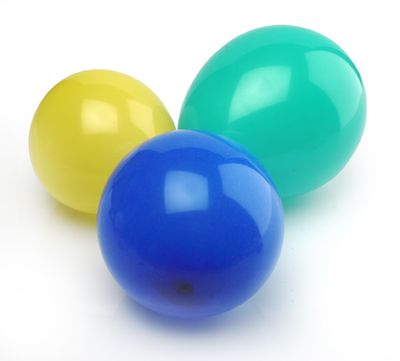 Trzy lśniące balony: żółty, niebieski i zielony, leżące na białym tle