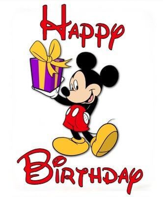 Myszka Miki trzyma fioletowy prezent z żółtą kokardą, z czerwonym napisem Happy Birthday