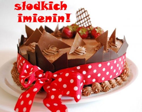 Czekoladowy tort imieninowy z truskawkami, ozdobiony czerwon� wst��k� w bia�e grochy i napisem S�odkich imienin!