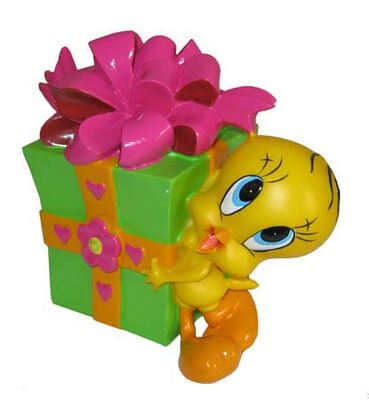 ��ty kanarek Tweety trzyma zielony prezent przewi�zany wst��k� z du�ym r�owym kwiatem