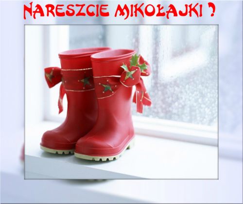Dwa czerwone kalosze z kokardami na parapecie i czerwony napis Nareszcie Miko�ajki