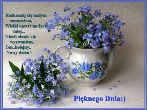 Bia�y dzbanek z niezapominajkami, bukiet kwiat�w obok i niebieski napis Pi�knego Dnia
